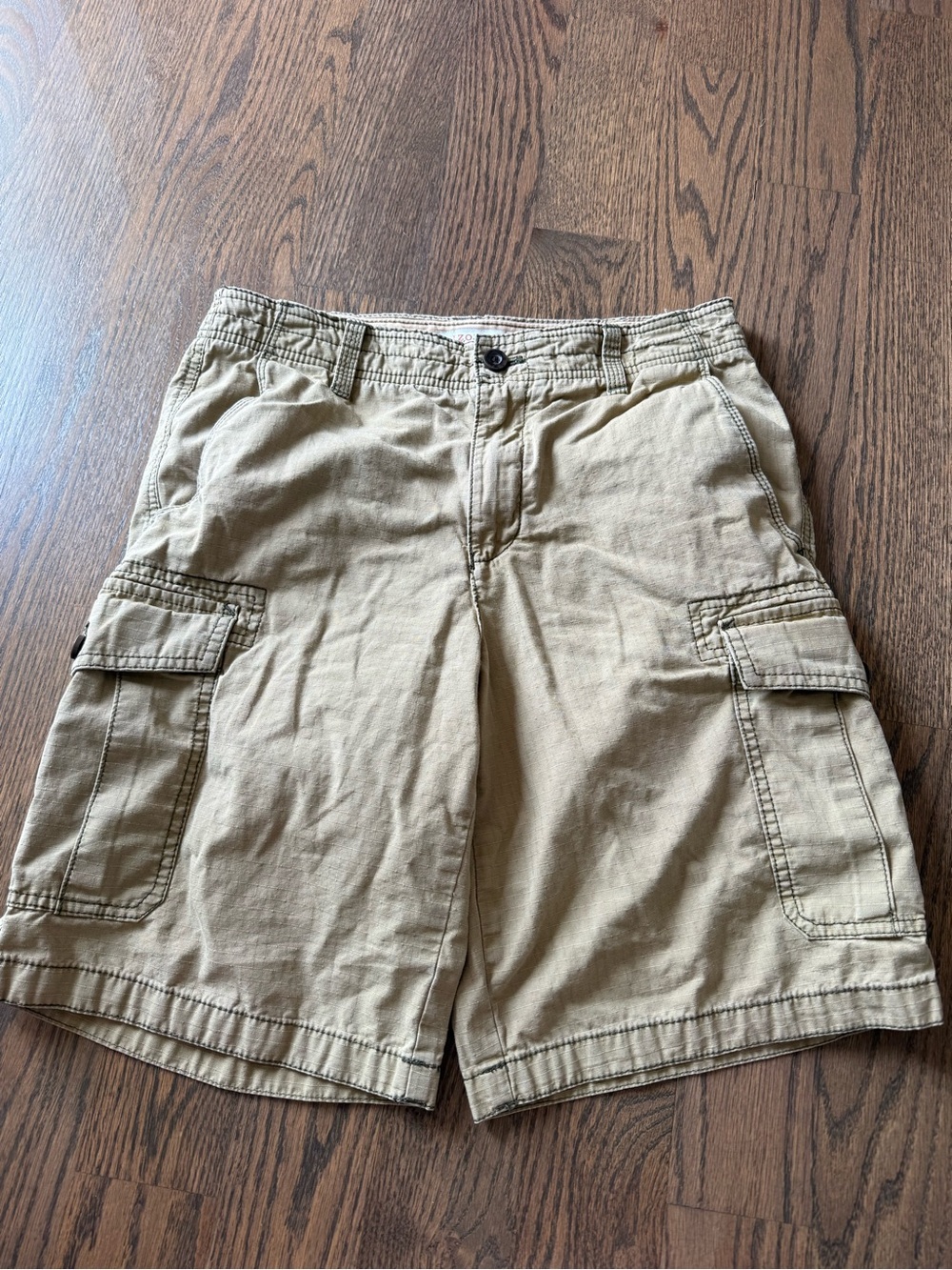 Men’s Izod Tan Cargo Shorts with Utility Pockets size 30